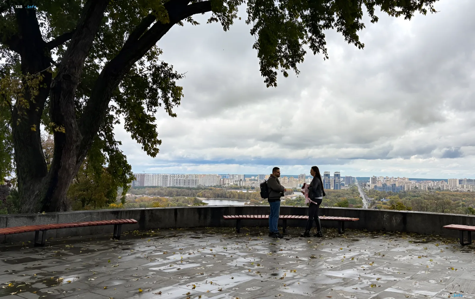 Bewölkter Himmel und nasse Fläche auf einer Aussichtsplattform in Kiew nach einem September-Regen