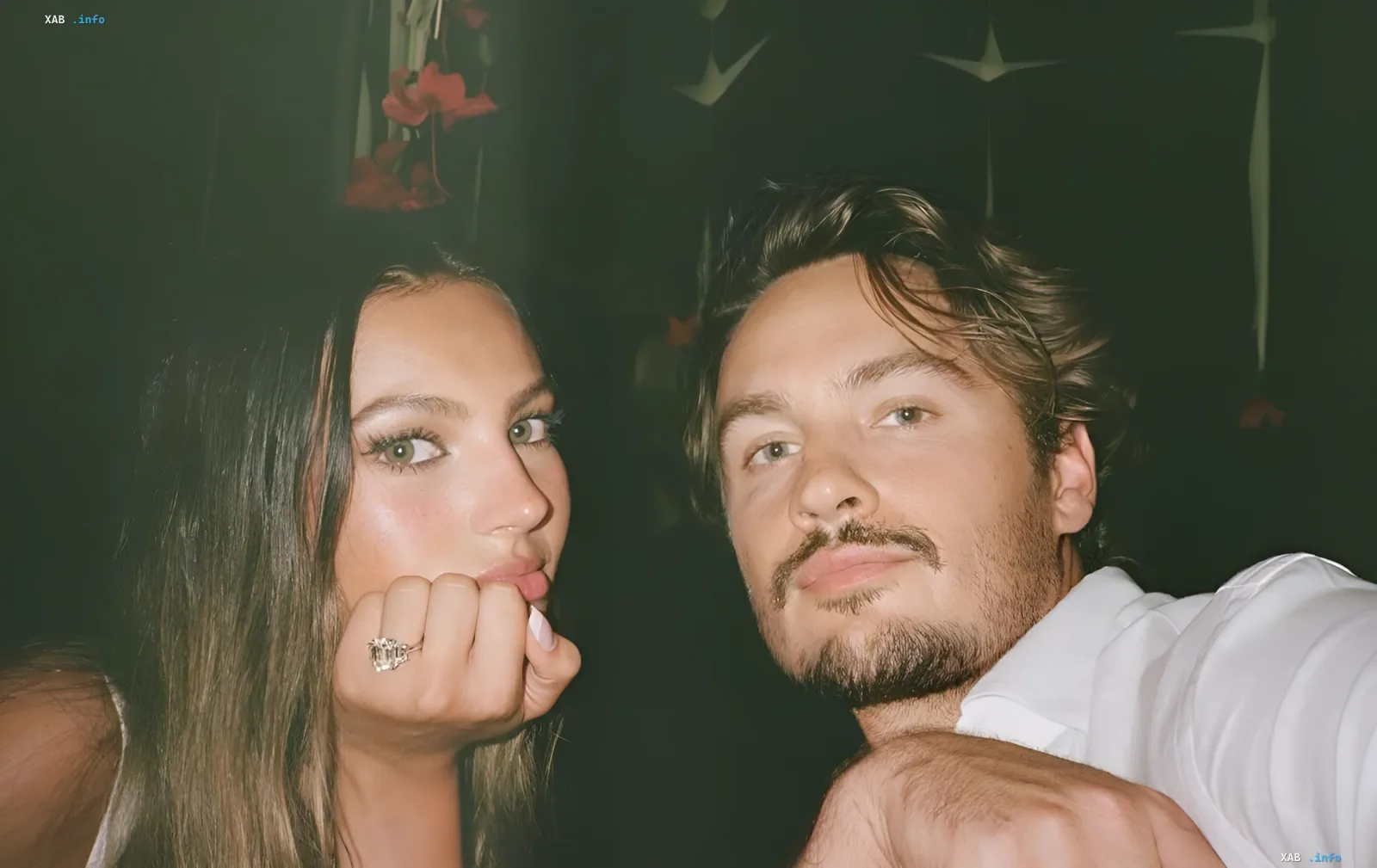 Sohn von Pamela Anderson und Tommy Lee mit Verlobungsring nach dem Antrag in Indonesien