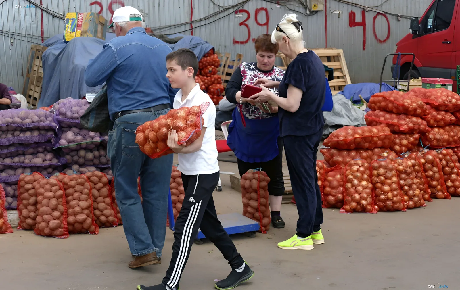 Покупатель несёт сетку с луком на украинском рынке, где лук подорожал на 21% за неделю