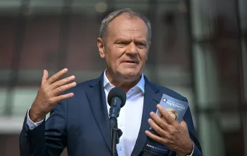 Polens Ministerpräsident Donald Tusk spricht an einem Mikrofon und kommentiert die abgewehrte Bedrohung der Grenzübergangsstelle zu Ukraine und die Bereitschaft für mögliche neue russische Angriffe