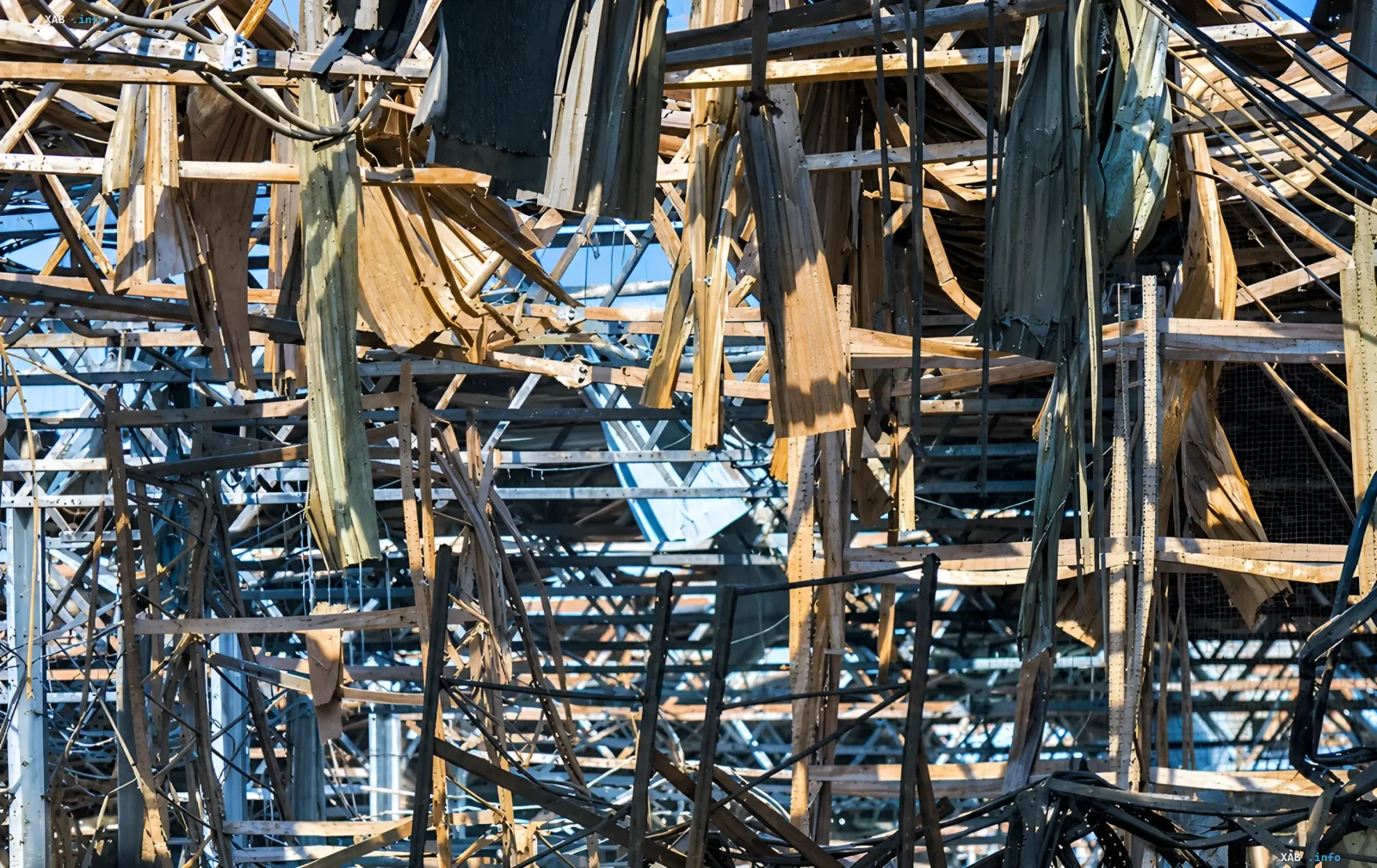 Zerstörte Holzinstallation „Neue Ganzheit“ von Nikita Kadan nach Angriff auf Lager in Kiew