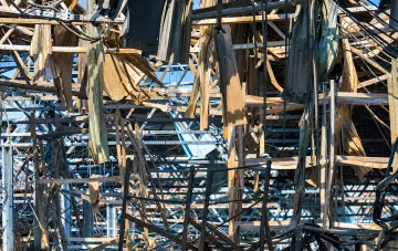 Zerstörte Holzinstallation „Neue Ganzheit“ von Nikita Kadan nach Angriff auf Lager in Kiew