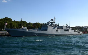 Военный корабль с бортовым номером 490 в портовой акватории на фоне холмов и зданий — иллюстрация к новости об ударе ВСУ по кораблям в Новороссийске