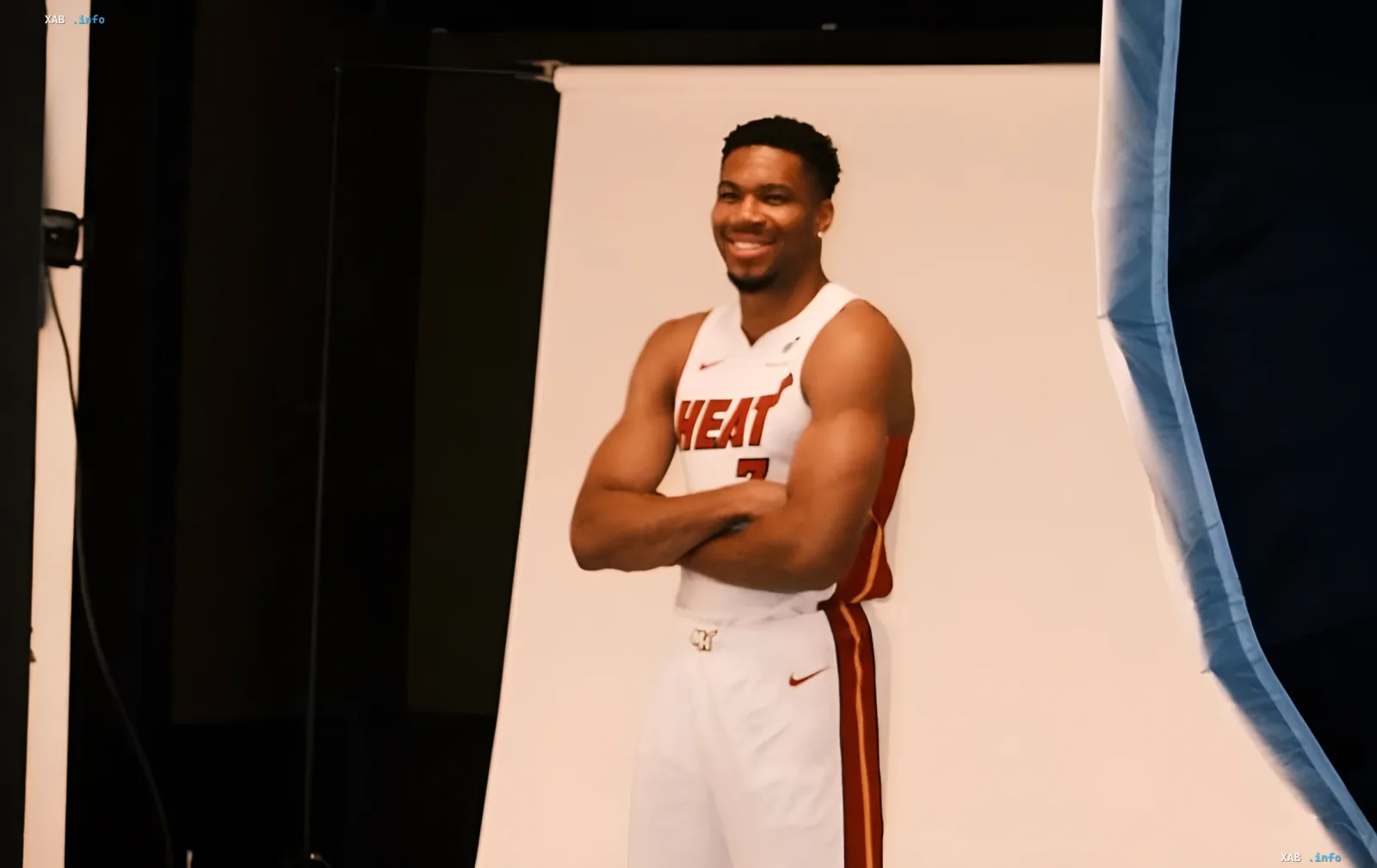 Tyler Herro im weißen Miami-Heat-Trikot beim Fotoshooting – der Pinecrest-Nachbar gegenüber dem neu gekauften Anwesen von Giannis Antetokounmpo