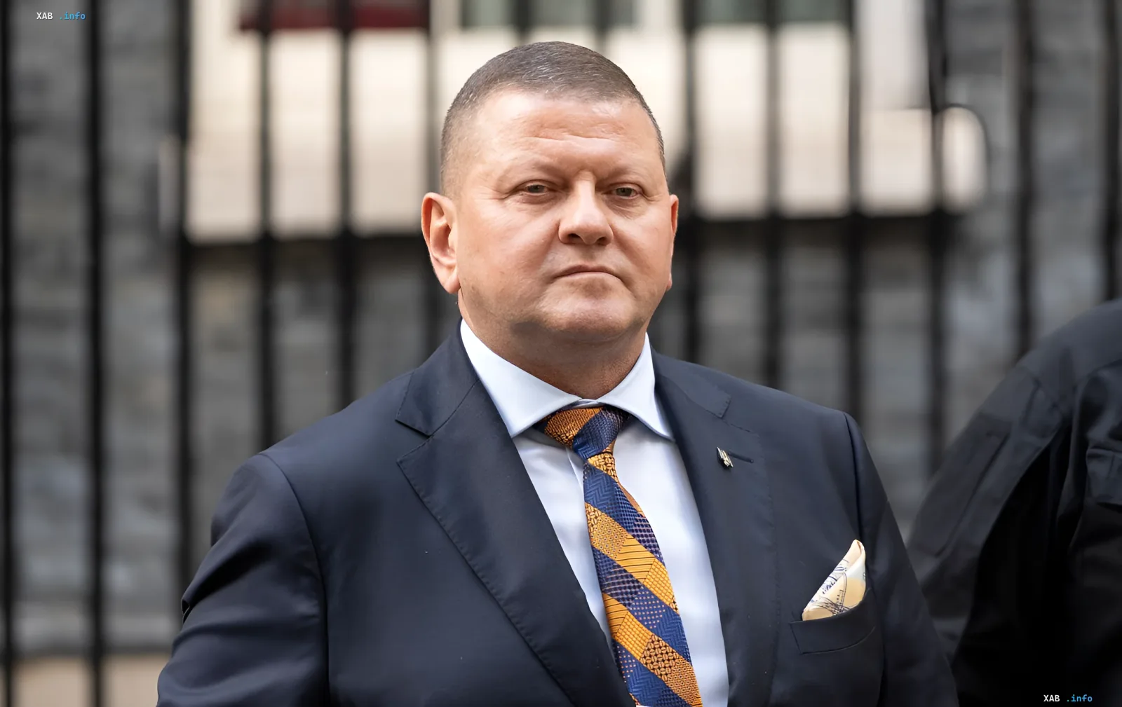 Alexei Saluschnyj im Anzug in London, ironisch auf Kritiker seines Englisch reagiert