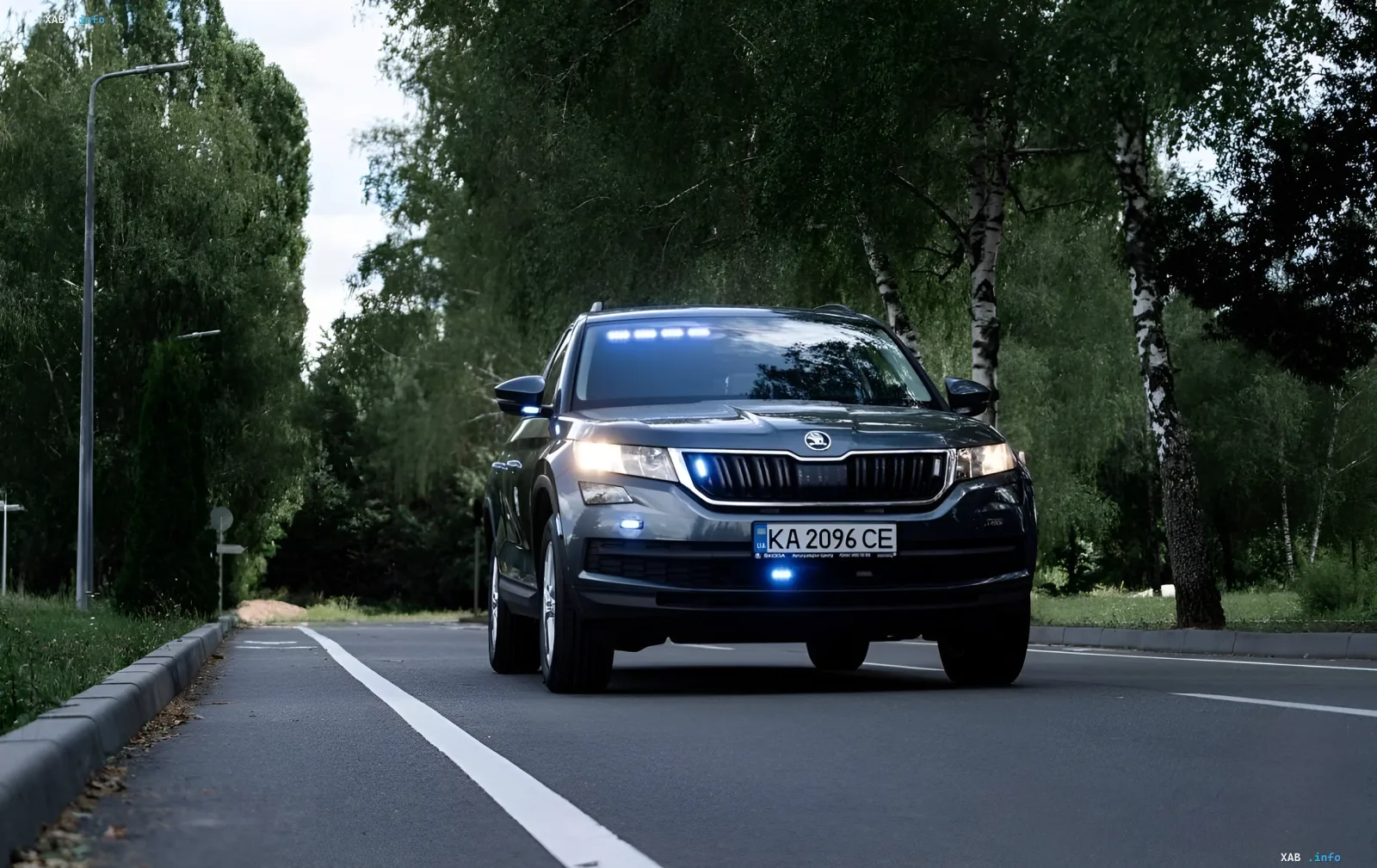 Sonderfahrzeug „Phantom“ mit blauem Blinklicht auf einer Straße in Kiew, das Verkehrsverstöße aufzeichnet