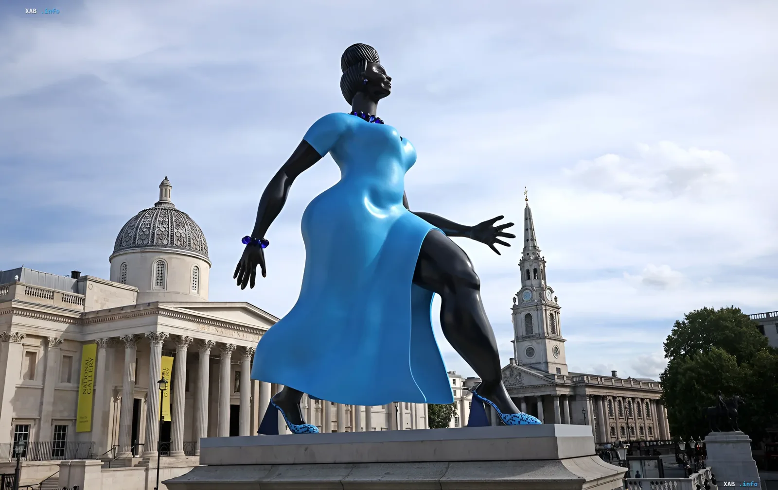 Skulptur „Lady in Blue“ von Chabala Selph auf dem Fourth Plinth des Trafalgar Square in London, im Hintergrund die National Gallery