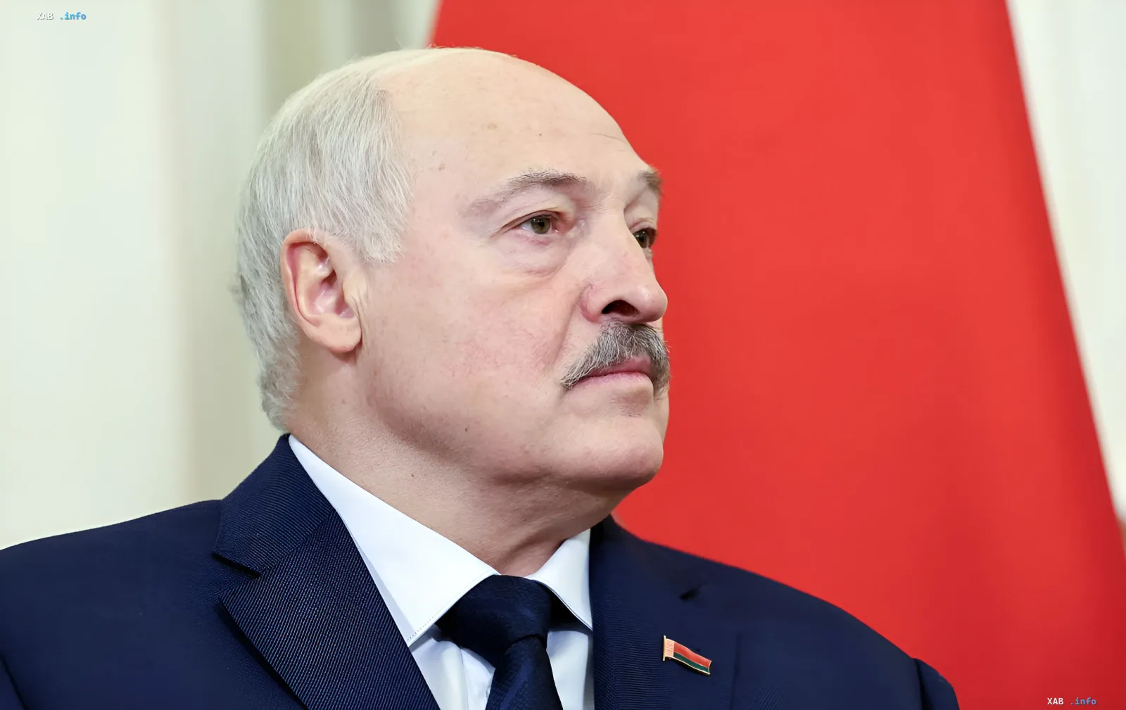 Александр Лукашенко на фоне флага Беларуси анонсирует проверку боевой готовности армии вплоть до мобилизации