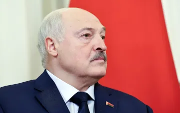 Alexander Lukaschenko vor weißrussischer Flagge kündigt Kampfreadiness-Prüfung der Armee bis zur Mobilmachung an