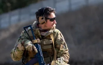 Former tennis player Serhiy Stakhovsky in camouflage and tactical vest with a rifle on his back — a fighter of the SBU special unit 'Alpha'
