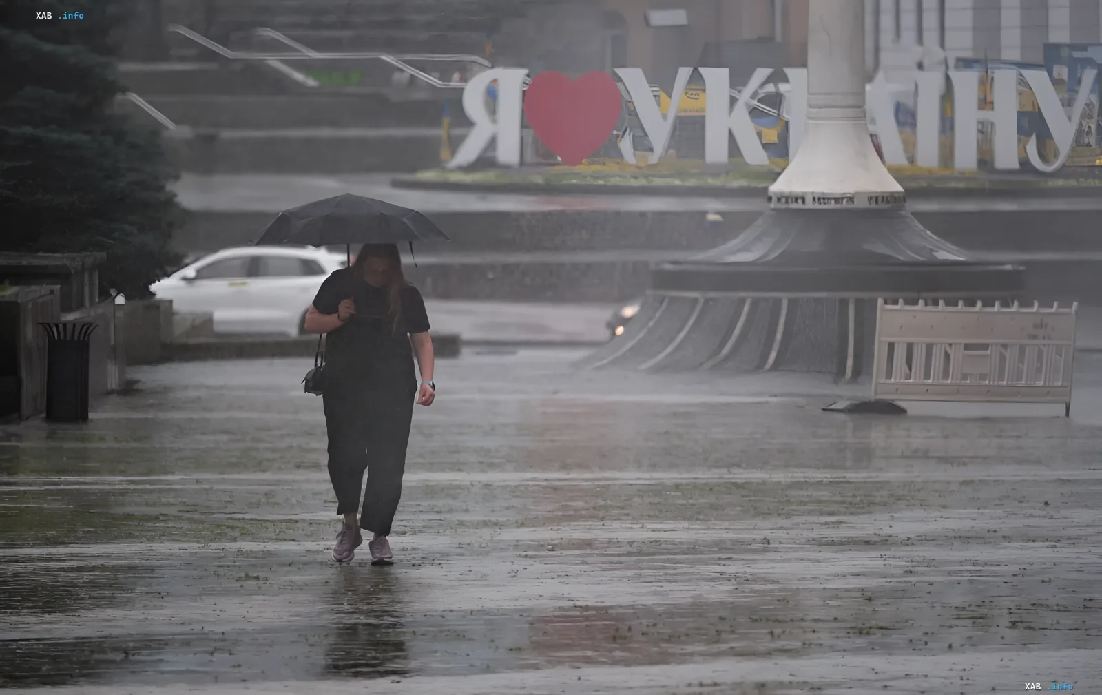 Frau mit Schirm bei starkem Regen — UHMCR warnt vor Regengüssen und Gewittern in der Ukraine am 12.–14. September