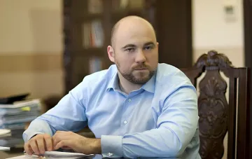 Народный депутат Вадим Столар за столом в кабинете по делу о взломе систем Минюста и залоге 300 млн гривен