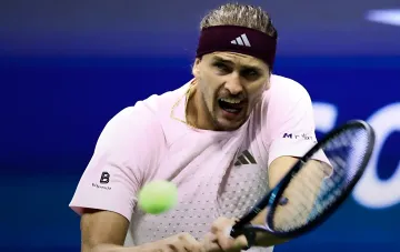 Олександр Зверєв у рожевій формі Adidas під час чвертьфіналу US Open-2026, епізод із загубленим ракеткою