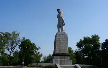 Taras-Schewtschenko-Denkmal in Dnipro mit einem großen mohnfarbenen Baret auf dem Kopf der Skulptur