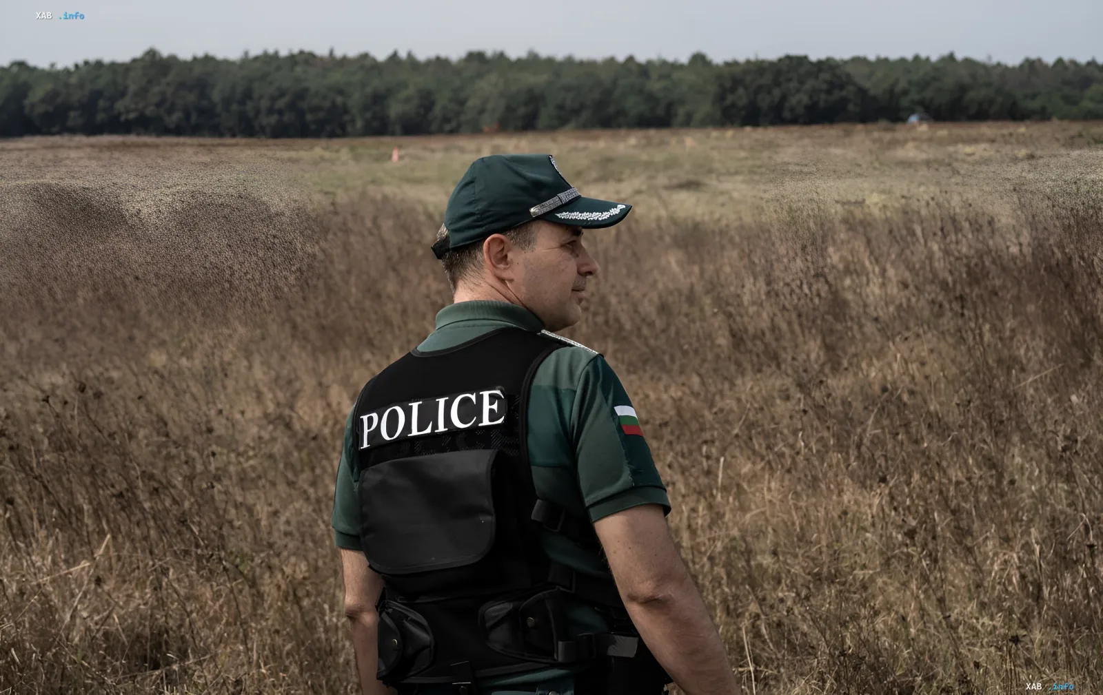 Bulgarischer Polizist am Ort der Ermittlungen zum Brand im EMCO-Lager bei vermutetem Sabotage