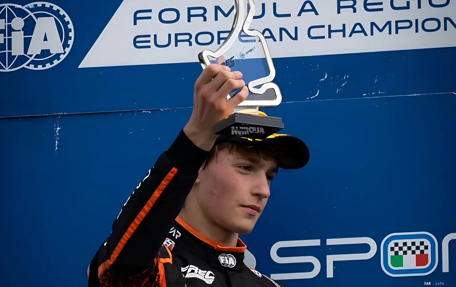 Der ukrainische Fahrer Bondarew hebt den Pokal auf dem Podium des FREC-Finalrennens der Formula Regional European Championship
