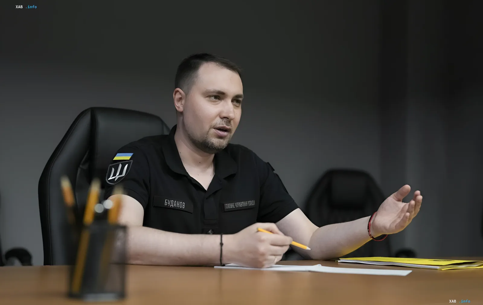 Кирилл Буданов в форме СБУ за столом на брифинге: комментарии о подготовке мирных переговоров в трехстороннем формате