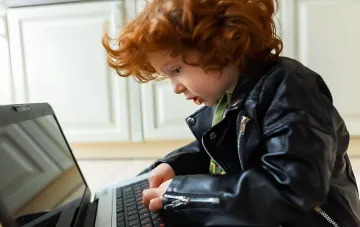 ChatGPT для подростков: как настроить родительский контроль и не дать ИИ «зацепить» ребенка