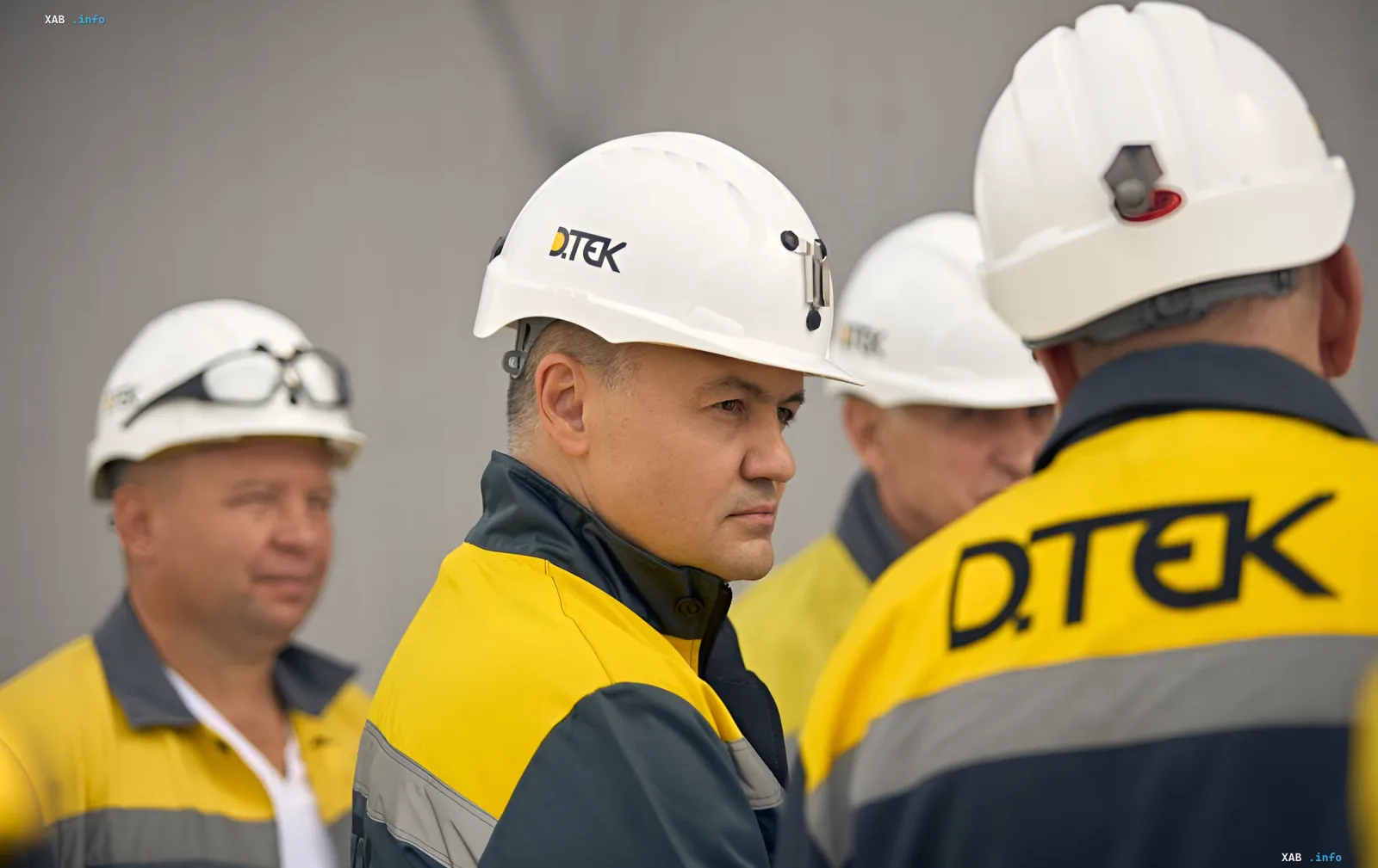 Представники ДТЕК у захисних касках і робочій формі на обході енергооб'єкта під час перевірки готовності енергосистеми до п'ятої зими війни