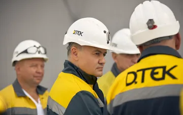 Представники ДТЕК у захисних касках і робочій формі на обході енергооб'єкта під час перевірки готовності енергосистеми до п'ятої зими війни