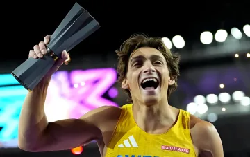 Дюплантіс піднімає трофей після перемоги на чемпіонаті світу-2026 у Будапешті