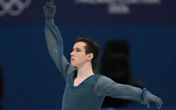 Кирило Марсак у блакитно-сірому костюмі під час виступу на турнірі Tallinn Open