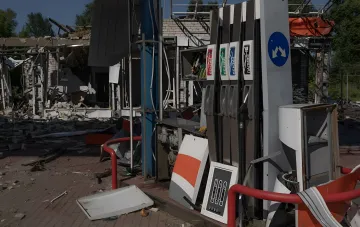 Зруйнована українська АЗС після удару: пошкоджені паливні колонки та завали на тлі впровадження систем оповіщення про дрони