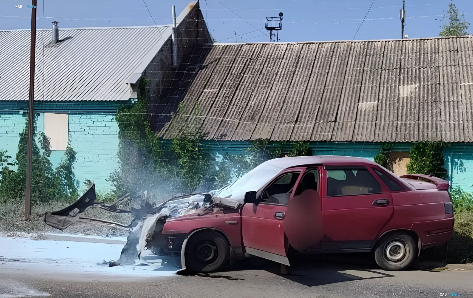 Повреждённый гражданский автомобиль после удара FPV-дрона в Краматорске, последствия атаки