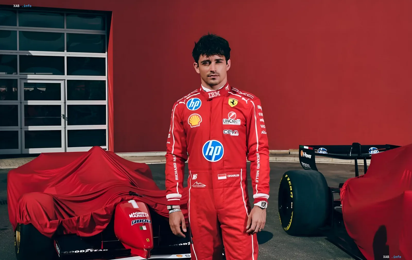 Charles Leclerc in roter Ferrari-Rennkombi vor der Boxengasse nach der Bewertung der neuen Madrid-Strecke im Freitagstraining