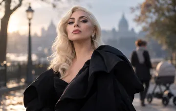 Lady Gaga in schwarzem Kleid mit Kinderwagen im Hintergrund: Sängerin wird zum ersten Mal im Alter von 40 Jahren Mutter
