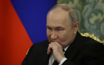Владимир Путин на фоне российского флага на фоне заявлений Кремля о ядерных угрозах, отвергнутых Литвой