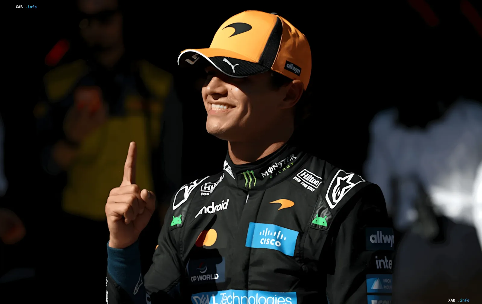 Lando Norris im McLaren-Rennanzug zeigt mit erhobenem Finger auf die Pole Position beim Debüt des Großen Preises von Spanien in Madrid