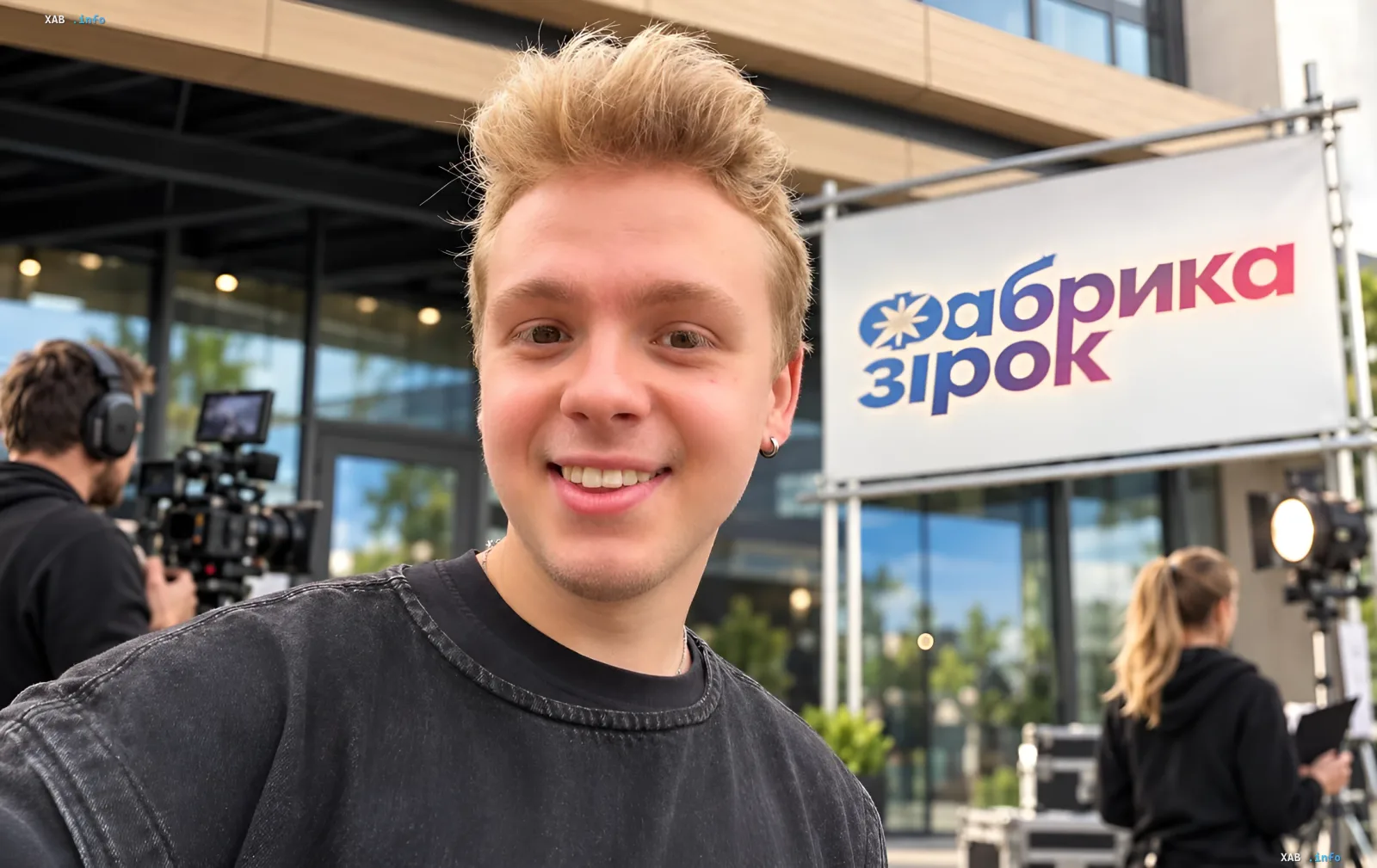 PRONKIN auf der Drehkulisse der Show 'Fabryka Zirok' vor dem Projektlogo