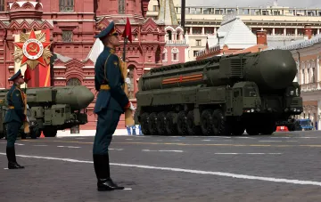 Strategische Raketenkomplexe bei einem russischen Militärparade vor dem Hintergrund des SIPRI-Berichts über die Rekordzahl nuklearer Sprengköpfe