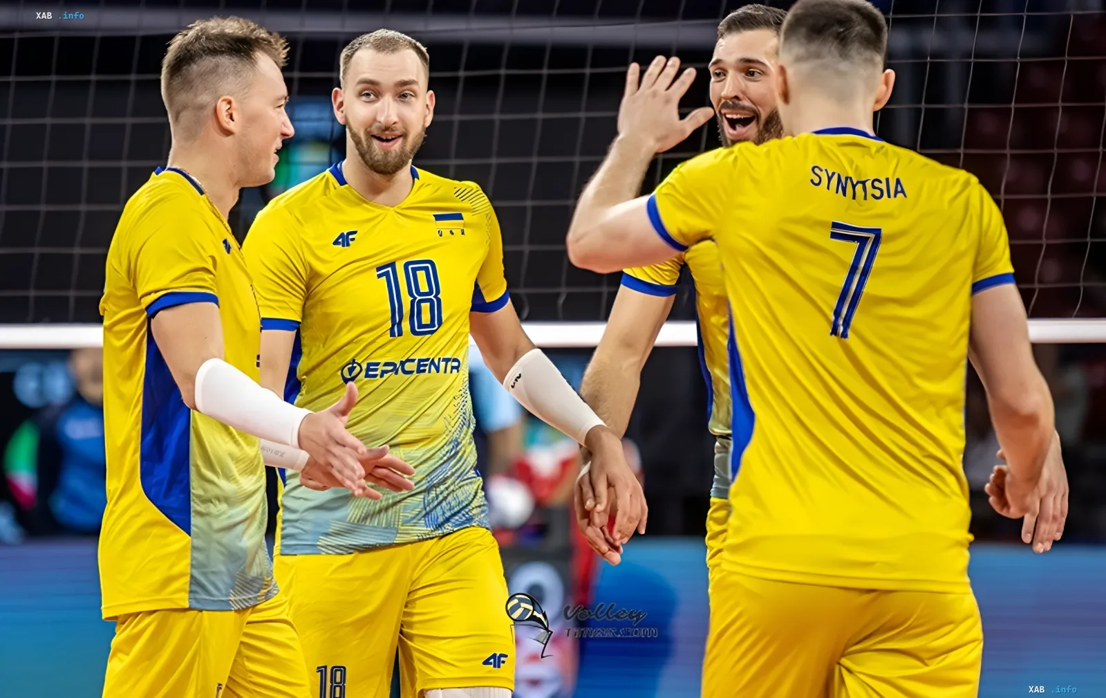 Игроки сборной Украины по волейболу празднуют победу над Болгарией и досрочный выход в плей-офф Евро-2026 на площадке