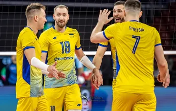 Игроки сборной Украины по волейболу празднуют победу над Болгарией и досрочный выход в плей-офф Евро-2026 на площадке