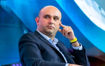 Діловий керівник на конференції обговорює створення страхового фонду для захисту бізнесу України від наслідків обстрілів