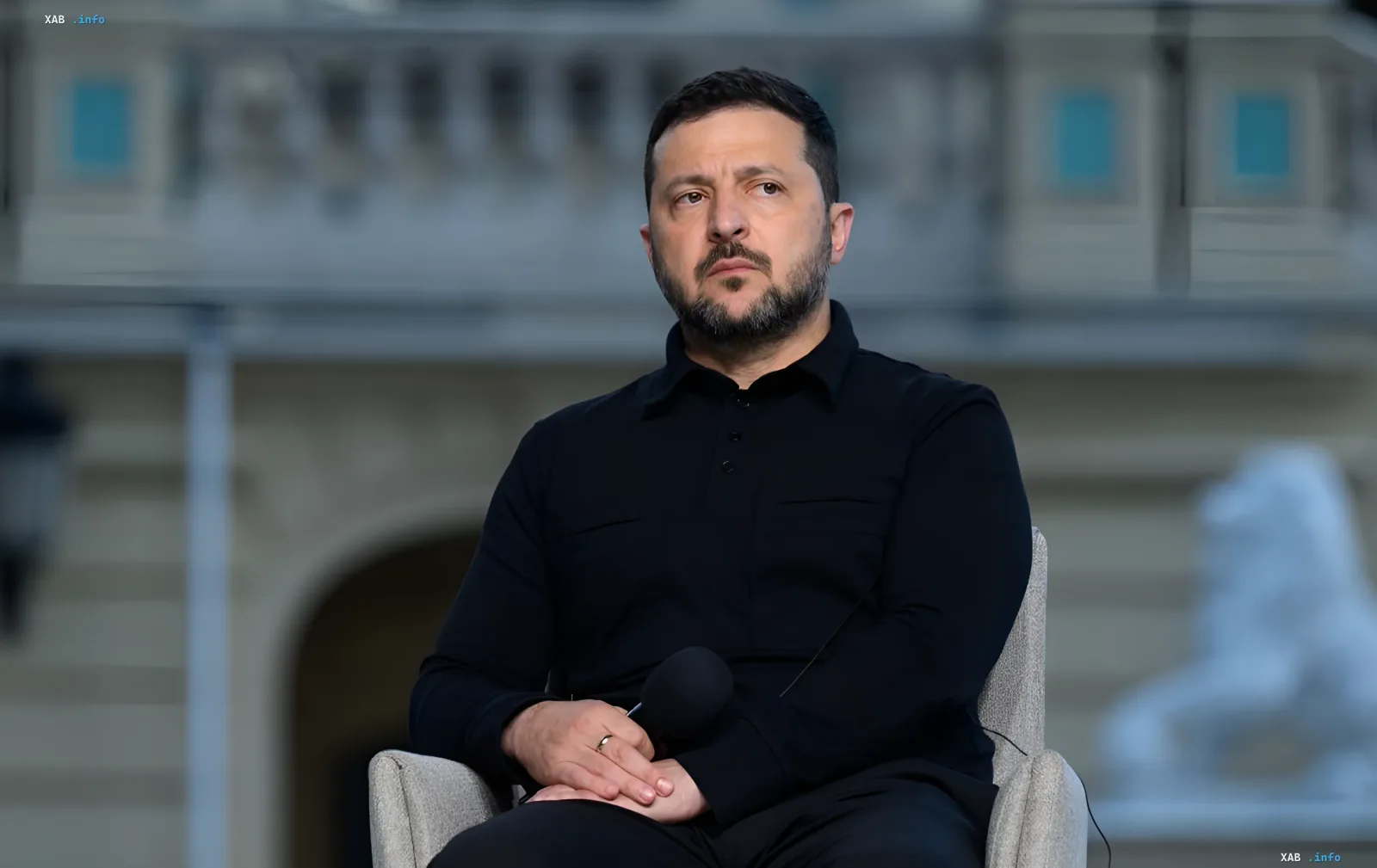 Mychajlo Selenskyj mit Mikrofon vor einem säulengeschmückten Gebäude, der Abfangraketen für die ukrainische Luftabwehr fordert