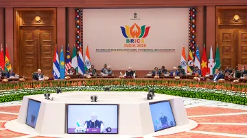 BRICS-Führungskräfte am Verhandlungstisch beim Gipfel in Neu-Delhi, Diskussion über eine gemeinsame Währung und Währungsintegration
