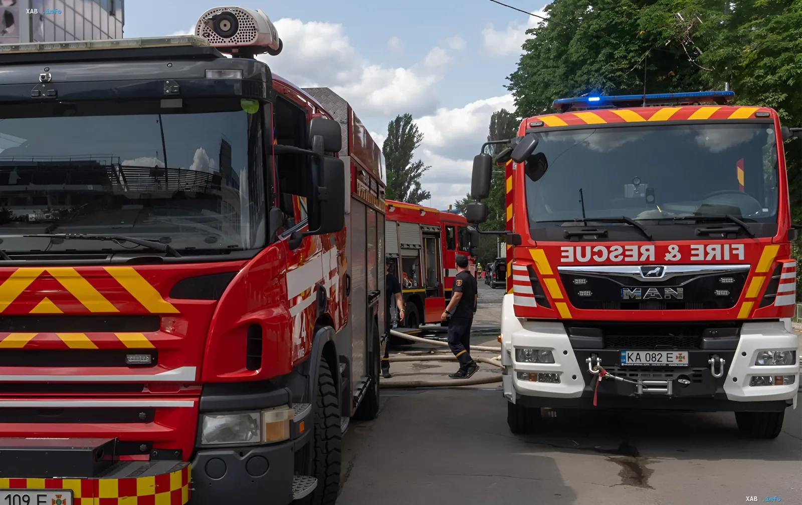 Пожарные машины и расчёты ликвидируют последствия ночной атаки дронов на Хмельнитчине, где обломки БПЛА вызвали пожар на предприятии