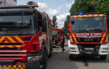Пожарные машины и расчёты ликвидируют последствия ночной атаки дронов на Хмельнитчине, где обломки БПЛА вызвали пожар на предприятии
