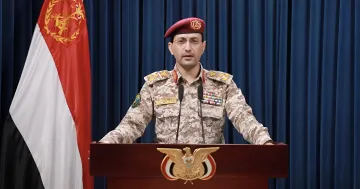 Генерал Йеменской армии на пресс-конференции на фоне национального флага страны