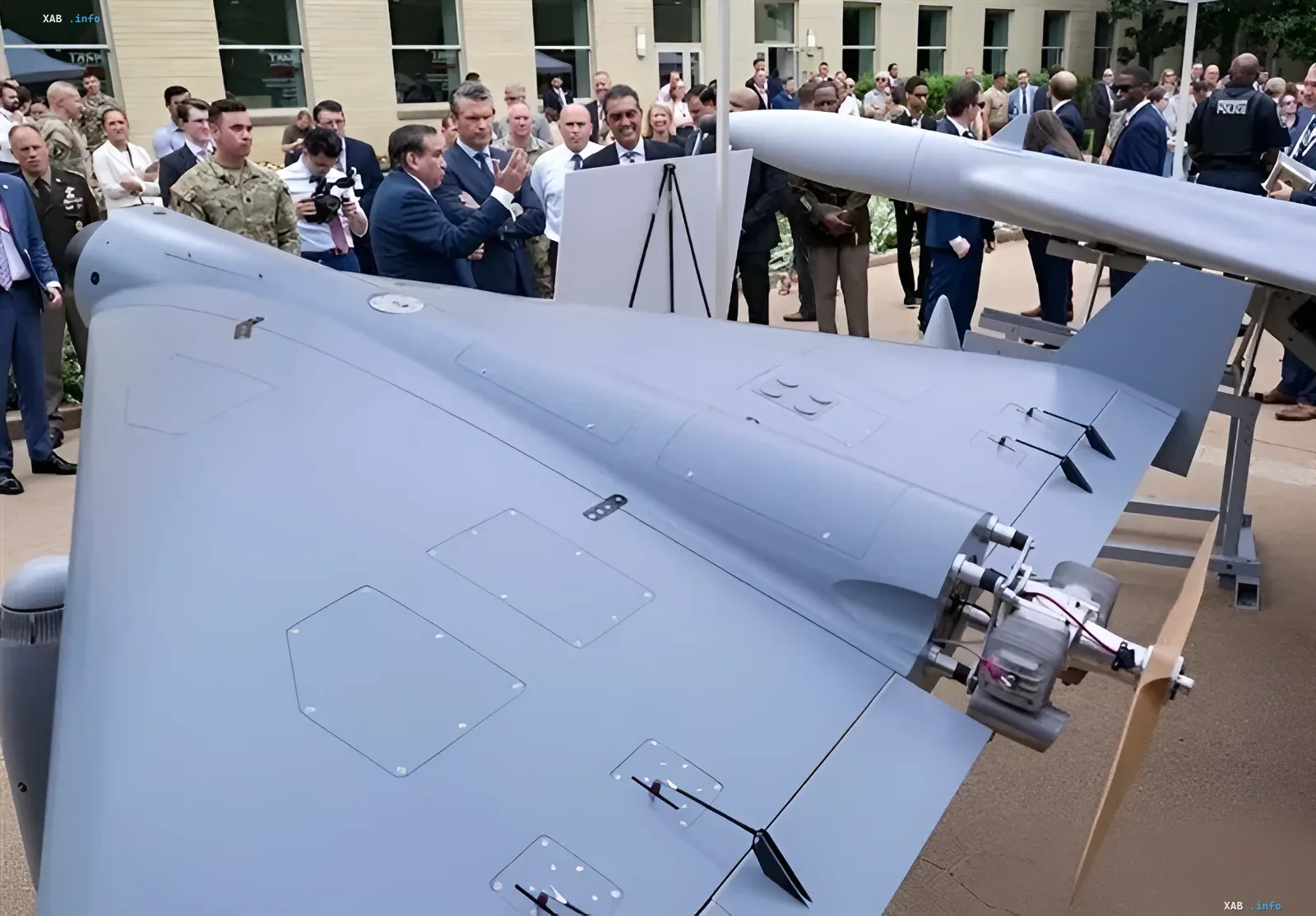 Präsentation eines iranischen Shahed-Typ-Schlagdrohne auf einer öffentlichen Veranstaltung: Die Luftwaffe der IRGC behauptet, die USA hätten ihr Design kopiert