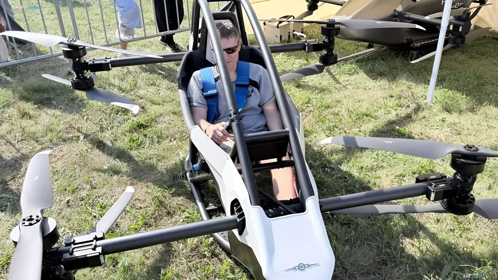 Пилот в кресле пилотируемого eVTOL с мультироторной конфигурацией на демонстрации в Кемерове