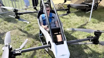 Пилот в кресле пилотируемого eVTOL с мультироторной конфигурацией на демонстрации в Кемерове