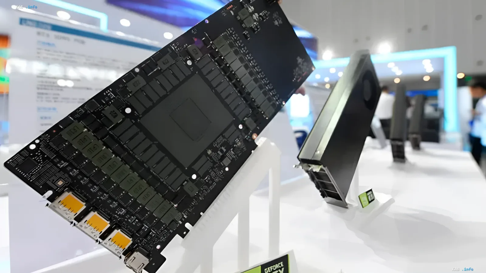 Китайская видеокарта RTX 5090 с 96 ГБ видеопамяти на выставке: вид с обратной стороны платы с чипами VRAM и разъёмами питания