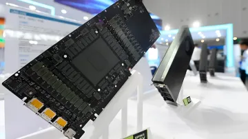 Китайская видеокарта RTX 5090 с 96 ГБ видеопамяти на выставке: вид с обратной стороны платы с чипами VRAM и разъёмами питания