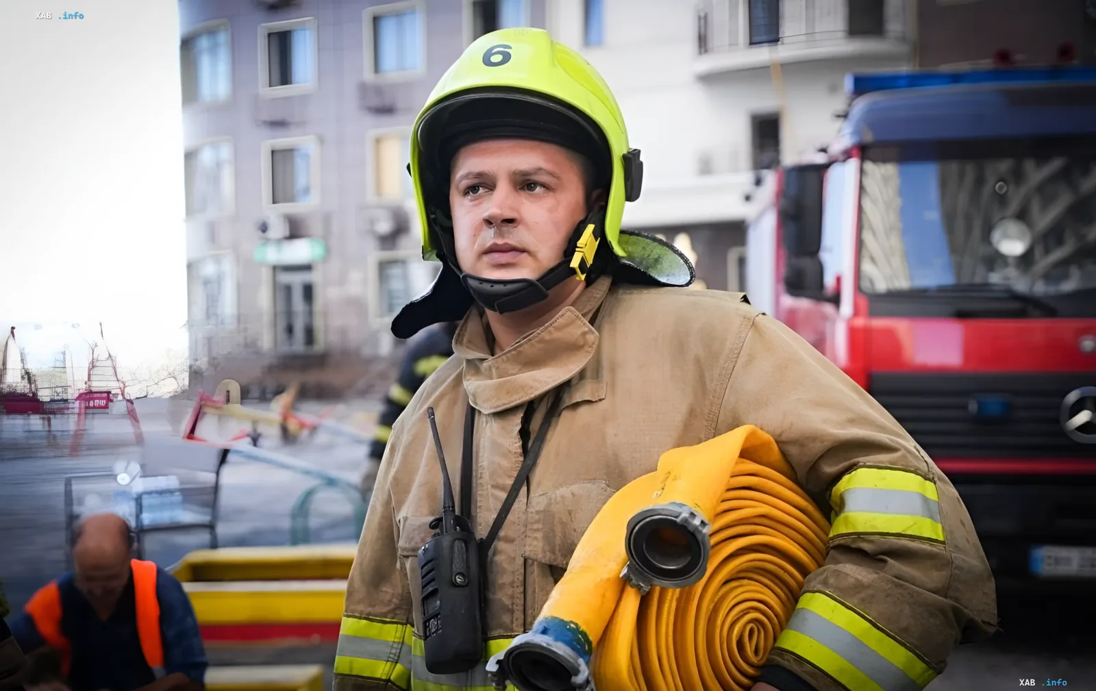 Feuerwehrmann mit Schlauch vor einem Feuerwehrauto nach dem nächtlichen Angriff Russlands auf die Ukraine