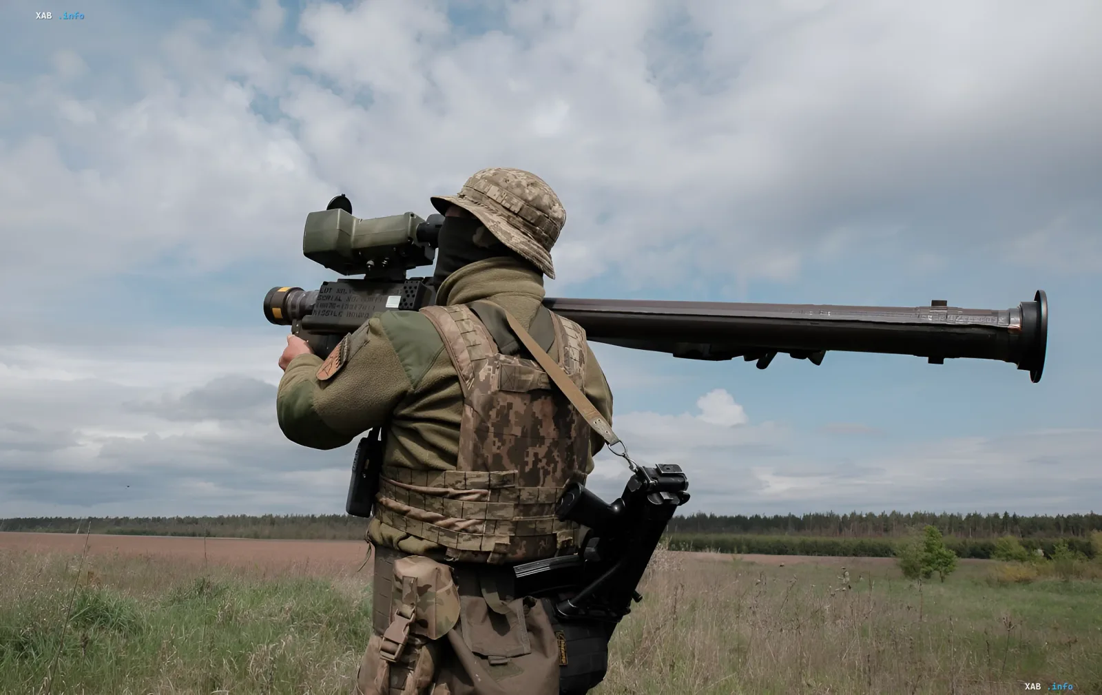 Боец ПВО Украины на позиции с переносным зенитным ракетным комплексом, готовый к отражению атаки БПЛА и ракет