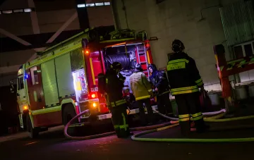 Пожарные МЧС России ночью у пожарного автомобиля в Нижнекамске в ночь атаки дронов и взрывов